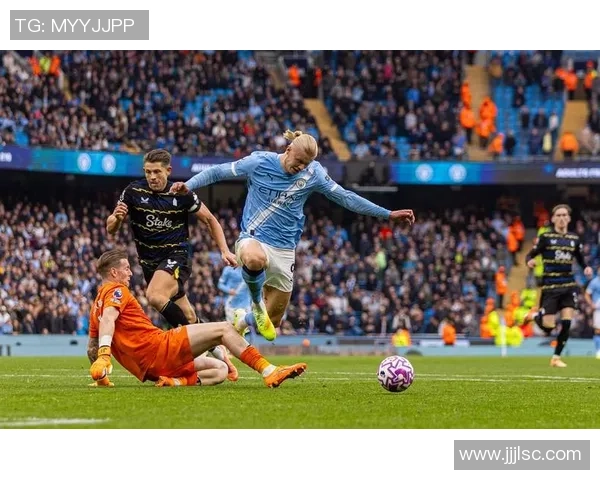 曼城足球队核心球星助力球队夺回英超冠军荣誉归来